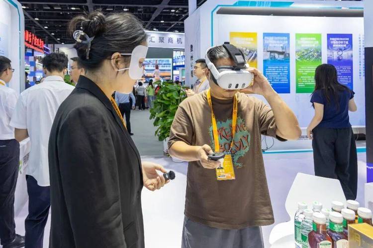 洛阳市子午线软件开发总经理郭光光展示最新vr产品